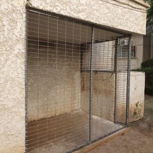 מסגרת מתכת עם רשת על קיר חיצוני