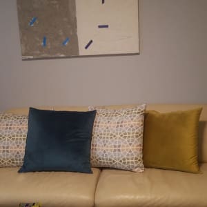 כריות צבעוניות על ספה בהירה