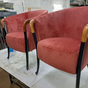 שני כיסאות מרופדים בבד אדום עם ידיות עץ