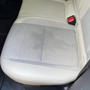 מושב רכב עם כתם על הריפוד האפור