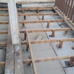 קורות עץ על גג עם איטום ביטומני