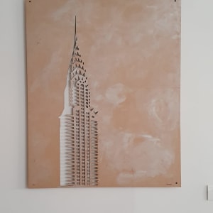 לוח עץ עם חיתוך צורני של בניין