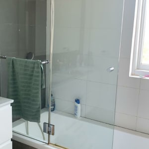 מקלחת עם ראש מקלחת מרובע ודלת זכוכית