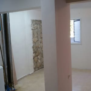 קיר אבן חשוף במהלך שיפוץ, חלון פתוח