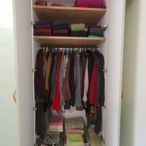 ארון בגדים מסודר עם מדפים ותלייה