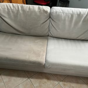 ספה עם כריות מושב נקיות וחלקים מלוכלכים