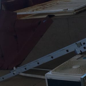 גג עם יריעה חומה וסולם מתכת