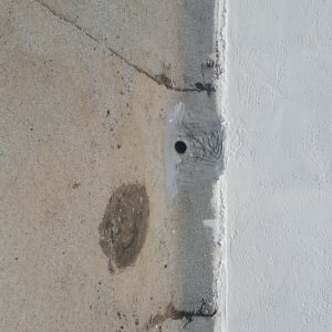 חיבור גג עם צינור ניקוז ואיטום אפור