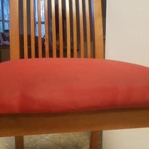 ריפוד אדום על כיסא עץ עם משענת