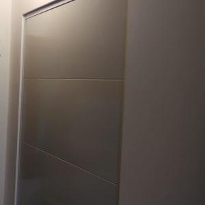 דלת הזזה מגבס עם פאנלים אופקיים