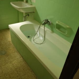 אמבטיה עם חיפוי קרמיקה ירוקה וברזים