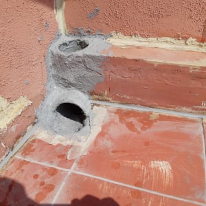 איטום צינורות בקיר עם חומר אפור