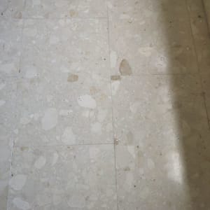 רצפה מלוכלכת עם סימני לכלוך ונעל