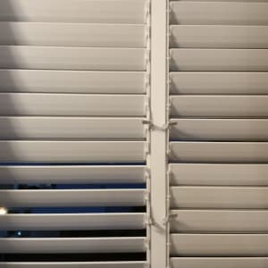 תריסי אלומיניום לבנים עם ידית פתיחה