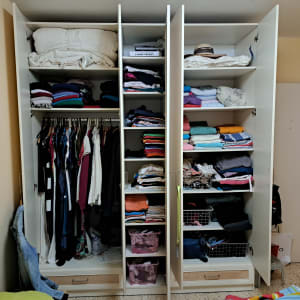 ארון בגדים מסודר עם מדפים ותלייה