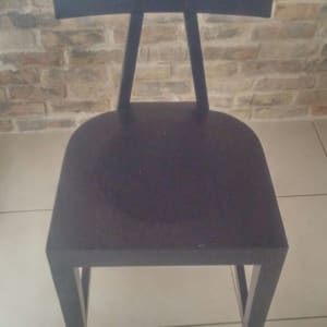 כיסא עץ כהה עם משענת גב מרובעת