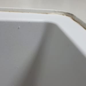 אמור להיות התקנה שטוחה הכיור שקוע מהשיש