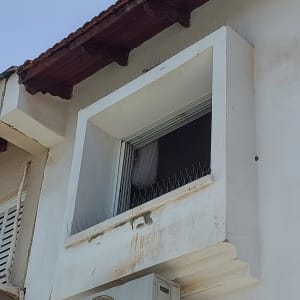 דוקרנים על אדן חלון למניעת יונים