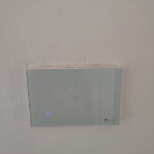 מתג חכם עם חיווי Wi-Fi על קיר לבן