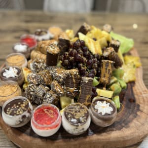 מגש עץ עם קינוחים, פירות ושוקולדים מעוצבים