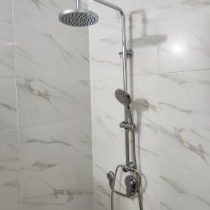 מערכת מקלחת עם ראש גשם וברז מתכוונן