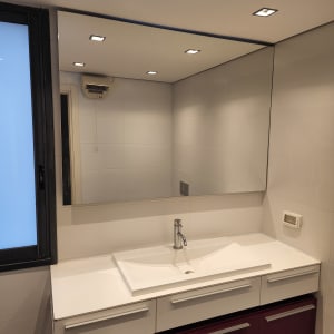 מראה גדולה מעל כיור בחדר אמבטיה מודרני