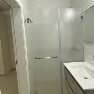 דלת זכוכית למקלחת עם ידית מתכת