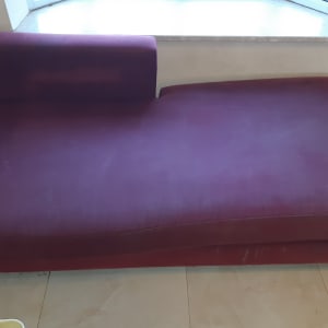 ספה אדומה עם כתמים על המושב