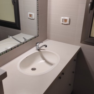 כיור לבן עם ברז בחדר אמבטיה נקי