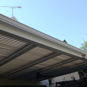 גג מתכת עם קורות תמיכה ואנטנה על הגג