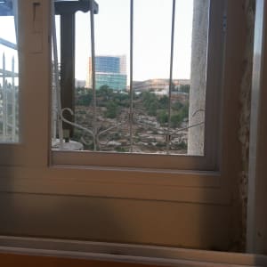 חלון אלומיניום עם סורגי מתכת