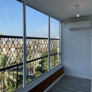 חלון אלומיניום עם מסגרת זכוכית גדולה