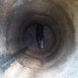 צינור בתוך מיכל עגול עם סימני חלודה