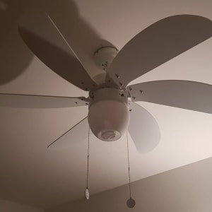 מאוורר תקרה עם שרשראות הפעלה