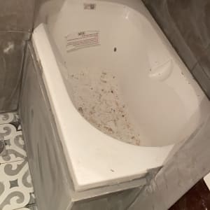 אמבטיה עם לכלוך, קירות ורצפה בשיפוץ