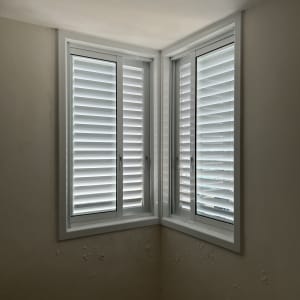 חלונות אלומיניום עם תריסים פנימיים