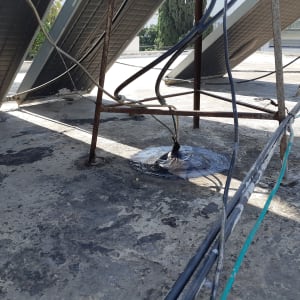 חוטים וצינורות אטומים על גג עם חומר איטום