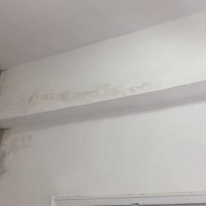 קיר עם סימני צבע ותיקונים