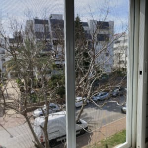 מסגרת חלון אלומיניום עם רשת נגד יתושים