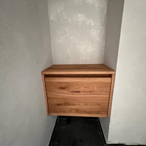 ארון עץ תלוי עם מגירה בחדר