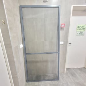 מסגרת אלומיניום לדלת או חלון