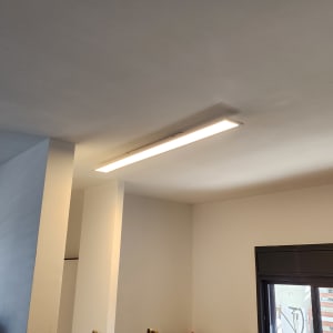 תאורת תקרה מלבנית דולקת בחדר