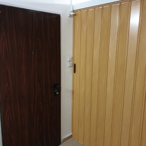 דלת עץ כהה עם מנעול, דלת עץ בהירה