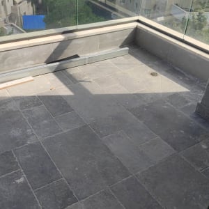 מרפסת עם רצפה מלוכלכת ופסולת בנייה