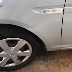 צמיג ורכב עם שריטות קלות על הכנף