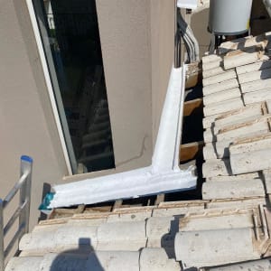 גג רעפים עם צינורות ומיכל מים על הגג