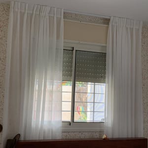 טפט פרחוני בצבעים עדינים על קיר