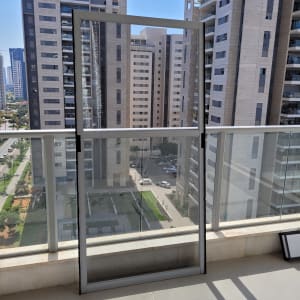 מסגרת אלומיניום לחלון על מרפסת