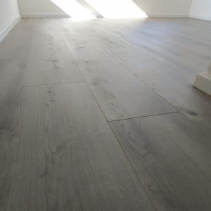 רצפת פרקט עץ בגוון אפור בהיר