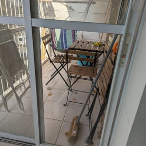 דלת זכוכית עם מסגרת לבנה במרפסת